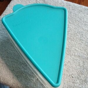 Tupperware Pie Slice Keeper with Teal Lid